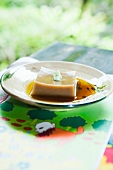 Goma Tofu (Sesam-Tofu aus Sesampaste und Kudzupulver) mit Sojasauce und Wasabi (Japan)