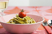 Spaghetti mit Tomate und Basilikumpesto