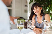 Paar trinkt Wein auf Terrasse