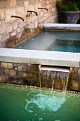 Wasserfall aus Naturstein-Brunnen in Swimmingpool