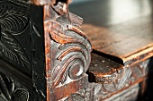 Holzschnitzerei an einer antiken Sitzbank
