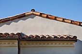 Giebelfassade und schmaler Vorbau mit Dachdeckung aus mediterranen Mönch- und Nonnenziegeln