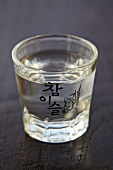 Ein Glas Soju (Alkoholisches Getränk aus Südkorea)
