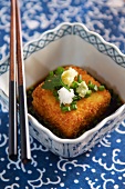 Gebackener Tofu mit Wasabi, Daikon und Kräuter