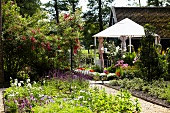 Blühender Garten mit Pavillon