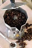 Kaffeebohnen in Espressobereiter