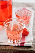 Erdbeer-Cordial in Flasche und Gläsern