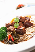 Nudelsuppe mit Gemüse und Rindfleisch (China)