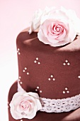 Fondant-Torte mit rosa Rosen