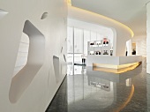 Futuristische Gestaltung im offenen Wohnraum - Raumteiler mit Durchblicken und hinterleuchtete Theke in Weiß