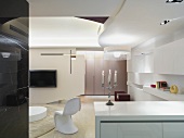 Weisser Wohnraum im Designerstil mit Klassiker Stuhl