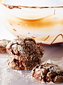 Chocolate Crinkle Cookies mit Puderzucker vor Teigschüssel