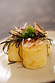 Japanischer Tofu mit Seetang und Frühlingszwiebeln