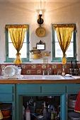 Altmodische Küche mit blauem Unterschrank