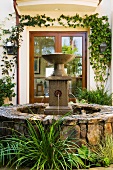 Springbrunnen in einem Innenhof im spanischen Stil