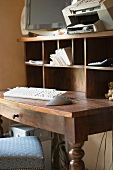 Ein Schreibtisch aus Holz mit Computer