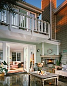 Holzhaus in amerikanischem Stil mit möblierter Terrasse und Aussenkamin