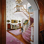 Wohnzimmer mit geschwungener Treppe