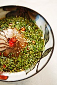 Rindfleischeintopf mit Petersilie und Chilischoten (China)