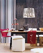 Holztisch mit winterlichen Dekoobjekten, Sitzwürfel und Hängelampe mit Fotoprint
