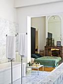 Marmor-Badezimmer mit Öffnung zum Schlafzimmer