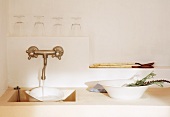Spülbecken aus Stein in einer mediterranen Küche