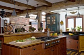 Freistehende Küchenzeile mit rustikalen Holzunterschränken in schlichter Landhausküche