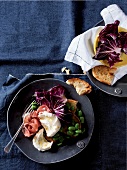 Bruschetta-Salat mit Favabohnen, Parmaschinken und Mozzarella zu Ostern