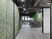Ruheecke mit kleinem Baum in modernem Bürogebäude