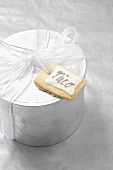 A biscuit as a gift tag