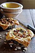 Puff pastry tartlets with asparagus and almonds