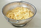 Gekochte Spaghetti im Küchensieb