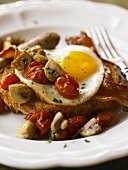 Toast mit Spiegelei, Bacon, gebratenen Pilzen und Tomaten