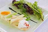 Käsebrot und gemischter Blattsalat