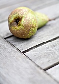 Eine Birne auf Holzuntergrund liegend