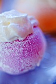 Japanisches Mochi-Eis mit Erdbeergeschmack