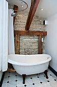 Frei stehende Badewanne und Dusche in einem rustikalen Badezimmer