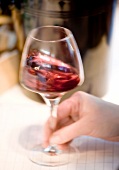 Degustation: Rotwein im Glas schwenken