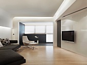 Minimalistisches Wohnzimmer mit Flatscreen und abgehängter Decke mit indirekter Beleuchtung