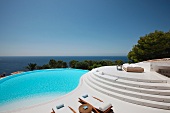 Moderne Terrasse mit Infinitypool und schönem Blick auf das Meer