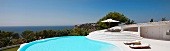 Panoramablick auf eine Terrasse mit Stufenpodest und Swimmingpool