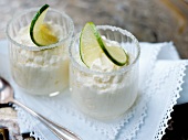 Limetten-Joghurt-Creme in zwei Gläsern mit Zuckerrand