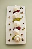 Meringues mit Gemüse- und Kräutermousse