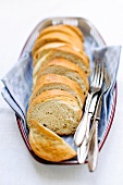 Aufgeschnittenes Weißbrot im Brotkorb