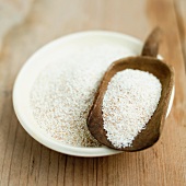 Wholemeal wheat semolina in a bowl and on a scoop