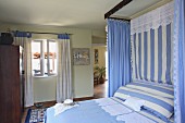 Bedroom with double bed in blue and white, the traditional colours of Greece (Villa Octavius, Lefkas, Greece)