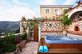 Hot tub on garden terrace (Villa Octavius, Lefkas, Greece)