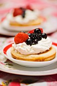 Pancake mit Beeren und Schlagsahne