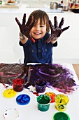 Kleiner Junge malt mit Fingerfarben