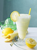 Gefrorene Limonade mit Strohhalm